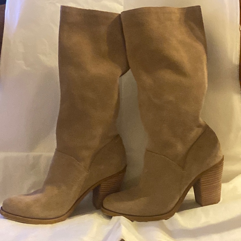 Lucky Brand Size 6.5 tan suede Everdeen pull-up Boot. Never been worn!!